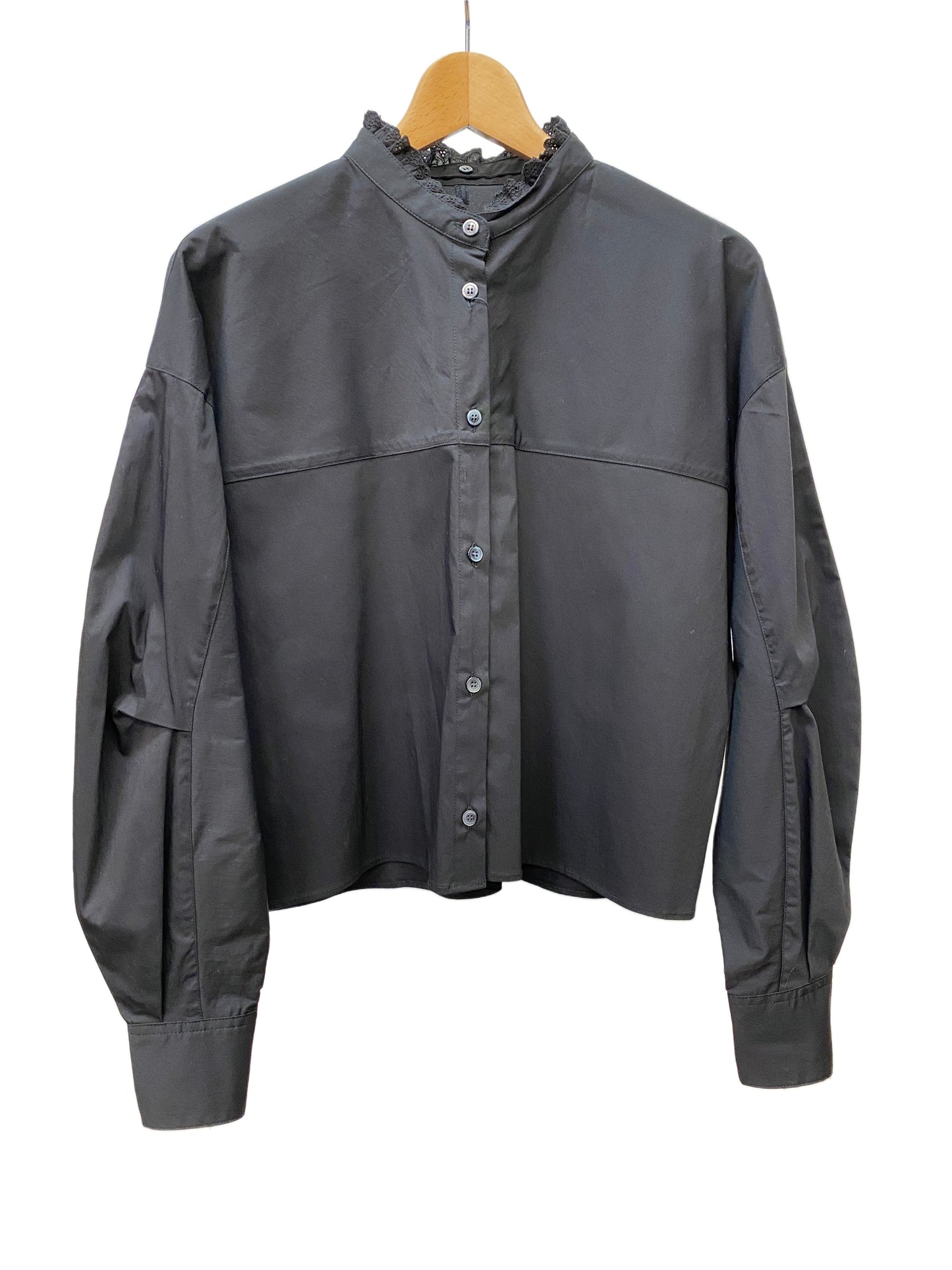 Audrey and John Wad(オードリーアンドジョンワッド) 着脱レース襟付きバンドカラーシャツ L6100