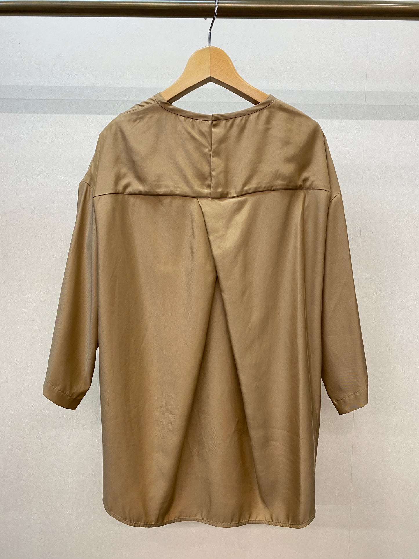 irise(イリゼ) バックタックシャツブラウス T8008