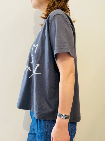 tumugu (ツムグ) ラフィ天竺プリントTシャツ TC25201